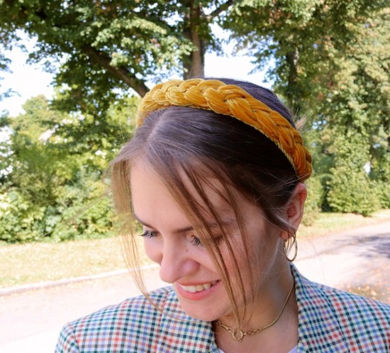Braided Headband. Fashion Blogger Girl by Style Blog Heartfelt Hunt. Girl with blond, low bun and a braided headband wearing golden earrings, checked blazer, gray T-shirt, mom jeans, pearl bag and chunky sneakers.