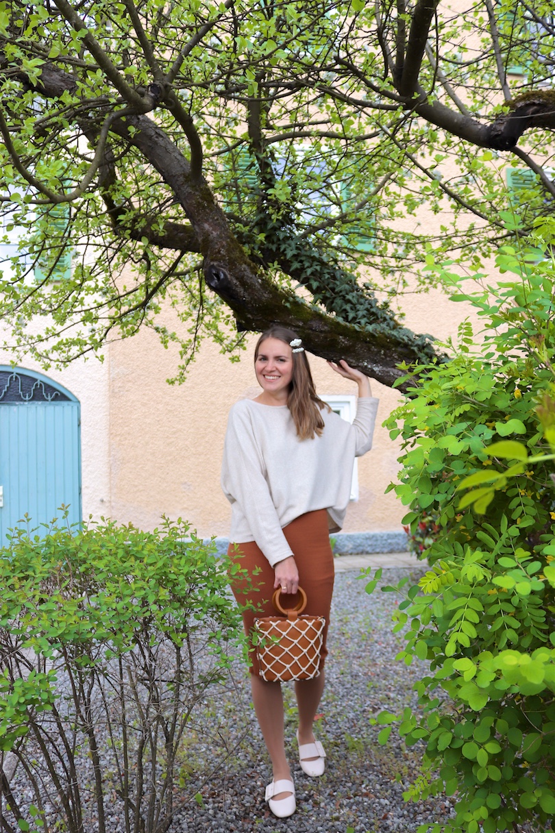 Bucket Bag. Fashion Blogger Girl by Style Blog Heartfelt Hunt. Girl with blond hair and pearl hair clips wearing a bucket bag, knitted dress, sweater and flats.