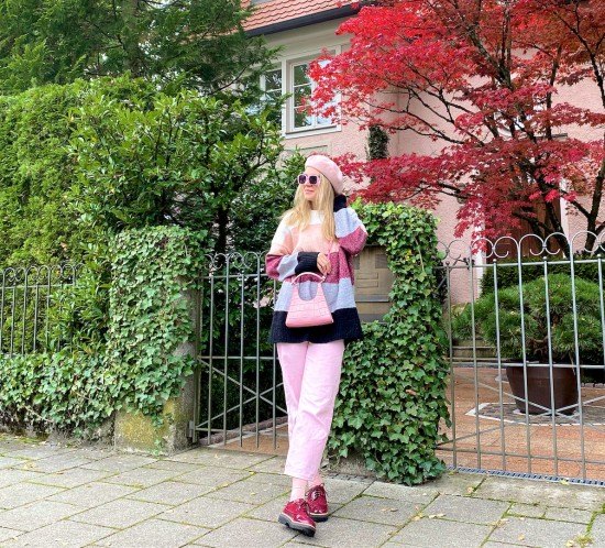 Burgundy & Pink. Fashion Blogger Girl by Style Blog Heartfelt Hunt. Girl with blond hair wearing a striped sweater, pink denim, pink beret, pink bag and burgundy brogues.