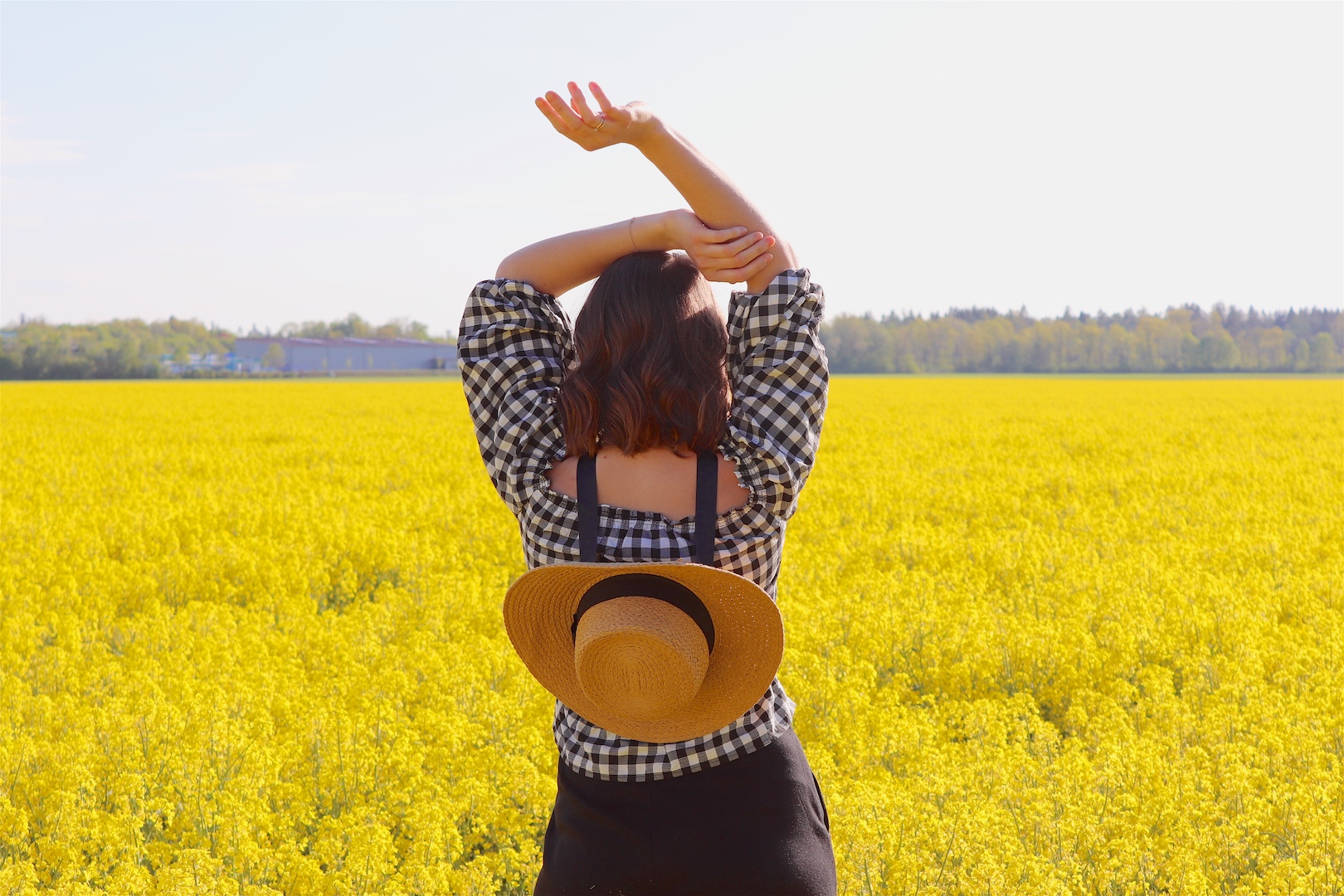 Canola Love. Fashion and Style Blog Girl from Heartfelt Hunt. Girl with blonde beach waves wearing an off-shoulder gingham blouse, black culotte, straw hat and straw bag.