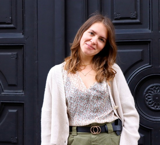 Cargo Pants. Fashion Blogger Girl by Style Blog Heartfelt Hunt. Girl with blond, loose waves wearing a floral blouse, cardigan, cargo pants, bag, belt and Timberland boots.