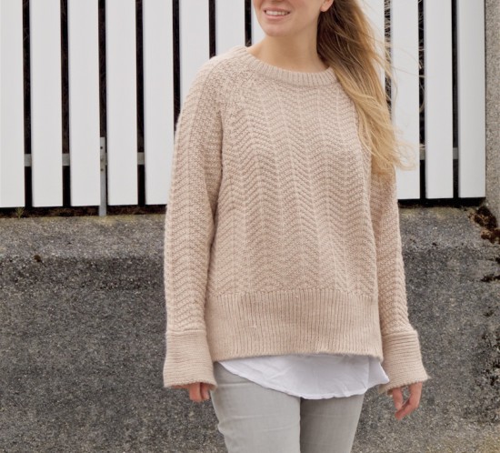 Casual Neutrals. Fashion Blogger Girl by Style Blog Heartfelt Hunt. Girl with blond, long hair wearing a heavy knit sweater, white blouse, fringe jeans and Converse chucks.
