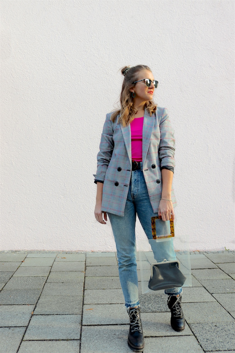 Checked Pink. Fashion Blogger Girl by Style Blog Heartfelt Hunt. Girl with blond hair and scrunchie wearing a checked blazer, pink top, mom jeans, green earrings, green sunglasses, transparent bag, belt and Timberland boots.