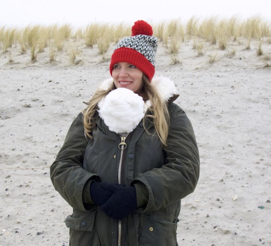 Christmas Vacation On The North Sea. Fashion Blogger Girl by Style Blog Heartfelt Hunt. Girl with blond, long hair wearing a Barbour coat, teddy coat, red turtleneck sweater, Levi’s jeans, beanie with pompom, backpack and Sorel boots.