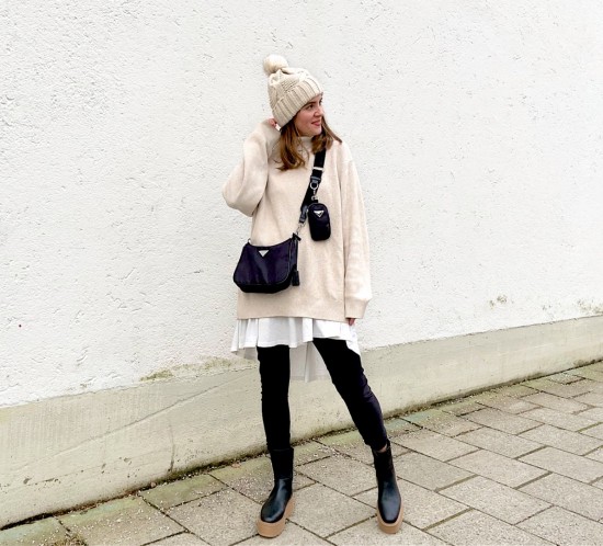 Chunky Chelsea Boots. Fashion Blogger Girl by Style Blog Heartfelt Hunt. Girl with blond hair wearing a turtleneck sweater, faux leather leggings, pompom beanie, 90s bag and chunky chelsea boots.