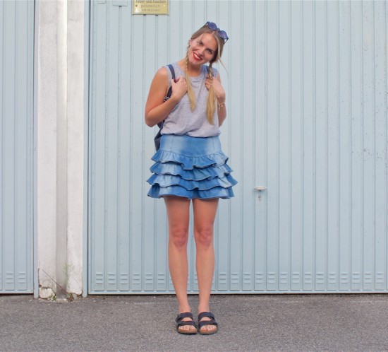 Denim Ruching. Fashion Blogger Girl by Style Blog Heartfelt Hunt. Girl with two blond pigtail braids wearing a denim ruching skirt, oversized top, backpack, sunglasses and Birkenstock sandals.