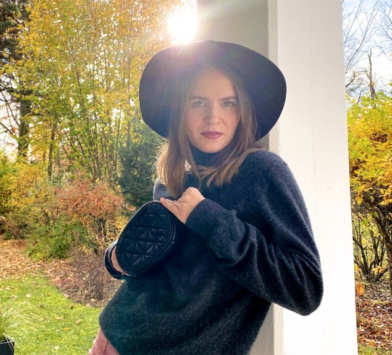 Fall Light. Fashion Blogger Girl by Style Blog Heartfelt Hunt. Girl with blond hair wearing a black hat, turtleneck sweater, velvet skirt, belt bag and over knee boots.