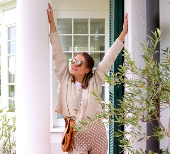 Fall Transitions. Fashion Blogger Girl by Style Blog Heartfelt Hunt. Girl with blond hair wearing a cardigan, Ray-Ban sunglasses, white T-shirt, Dior saddle bag, beige pants and sandals.