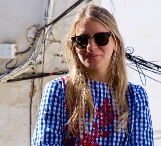 Floral Gingham. Fashion Blogger Girl by Style Blog Heartfelt Hunt. Girl with blond half-up half-down dutch braid wearing a floral gingham blouse, destroyed skinny jeans, Ray-Ban sunglasses, bag and studded boots.