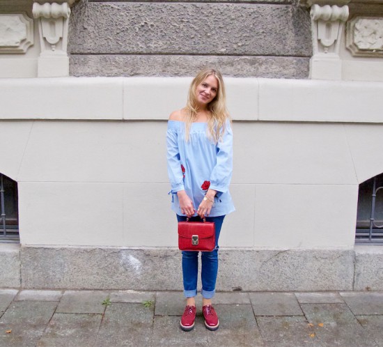 Floral Patches. Fashion Blogger Girl by Style Blog Heartfelt Hunt. Girl with blond, loose curls wearing a blouse with floral patches, destroyed jeans, burgundy bag and burgundy brogues.