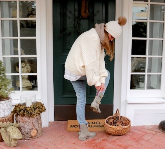 Forest Goodies. Fashion Blogger Girl by Style Blog Heartfelt Hunt. Girl with blond hair wearing a pompom beanie, scarf, chunky sweater, checked blouse, mom jeans and rubber boots.