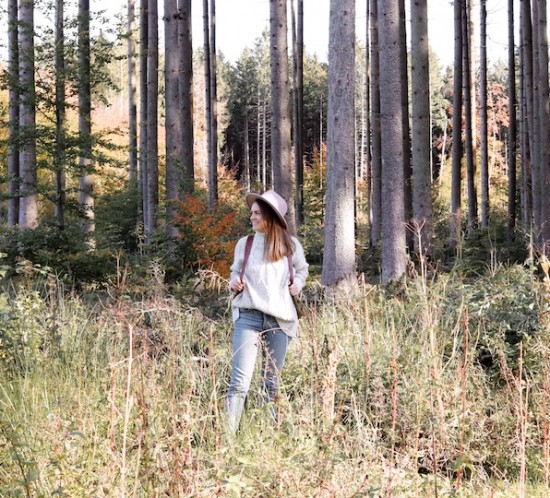 Forest Lights. Fashion Blogger Girl by Style Blog Heartfelt Hunt. Girl with blond hair wearing a panama hat, chunky sweater, mom jeans, vintage backpack and boots.