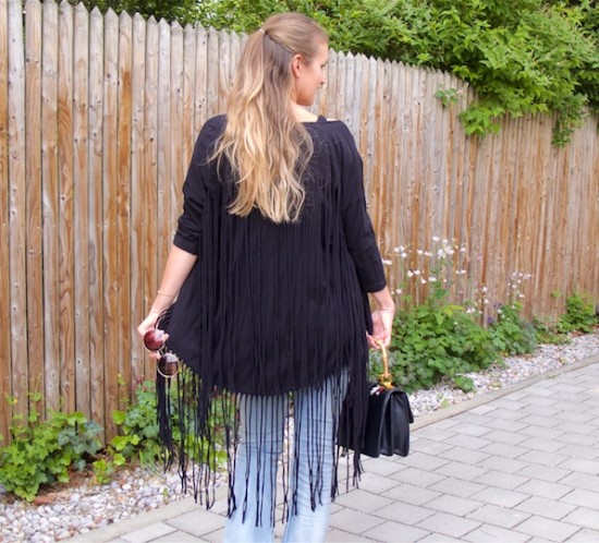 Fringe Jacket. Fashion Blogger Girl by Style Blog Heartfelt Hunt. Girl with blond half-up half-down hairstyle wearing a fringe jacket, black top, destroyed jeans, floral bag and shoes.