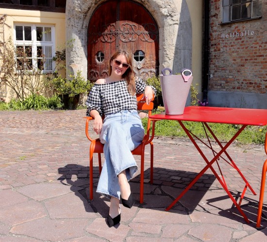 Gingham Spring Tops. Fashion Blogger Girl by Style Blog Heartfelt Hunt. Girl with blond hair wearing a gingham spring top, wide leg jeans, slim sunglasses, vintage Louis Vuitton bag and pointed toe mules.