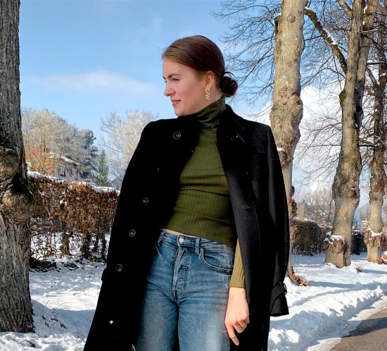 Green Turtleneck. Fashion Blogger Girl by Style Blog Heartfelt Hunt. Girl with blond, low bun wearing a green turtleneck, black coat, mom jeans, earrings, pouch bag and chelsea boots.