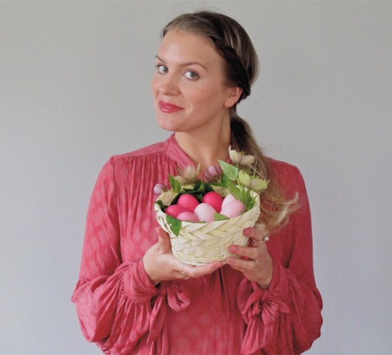 Happy Easter 2017. Fashion Blogger Girl by Style Blog Heartfelt Hunt. Girl with blond, twisted low ponytail wearing a bow blouse and Easter basket.