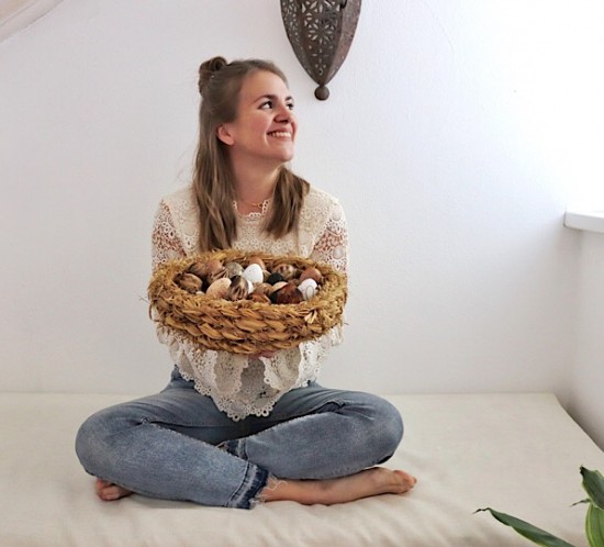 Happy Easter 2019. Fashion Blogger Girl by Style Blog Heartfelt Hunt. Girl with blond half-up half-down messy bun wearing a lace top with trumpet sleeves and mom jeans.