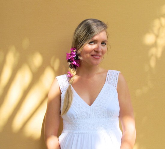 Hawaiian Mood. Fashion Blogger Girl by Style Blog Heartfelt Hunt. Girl with blond side braid and flowers wearing a white summer dress.