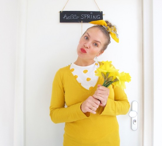 Hello Spring. Fashion Blogger Girl by Style Blog Heartfelt Hunt. Girl with blond, high messy bun and a yellow scarf in her hair wearing a t-shirt with polka dots and yellow sweater.