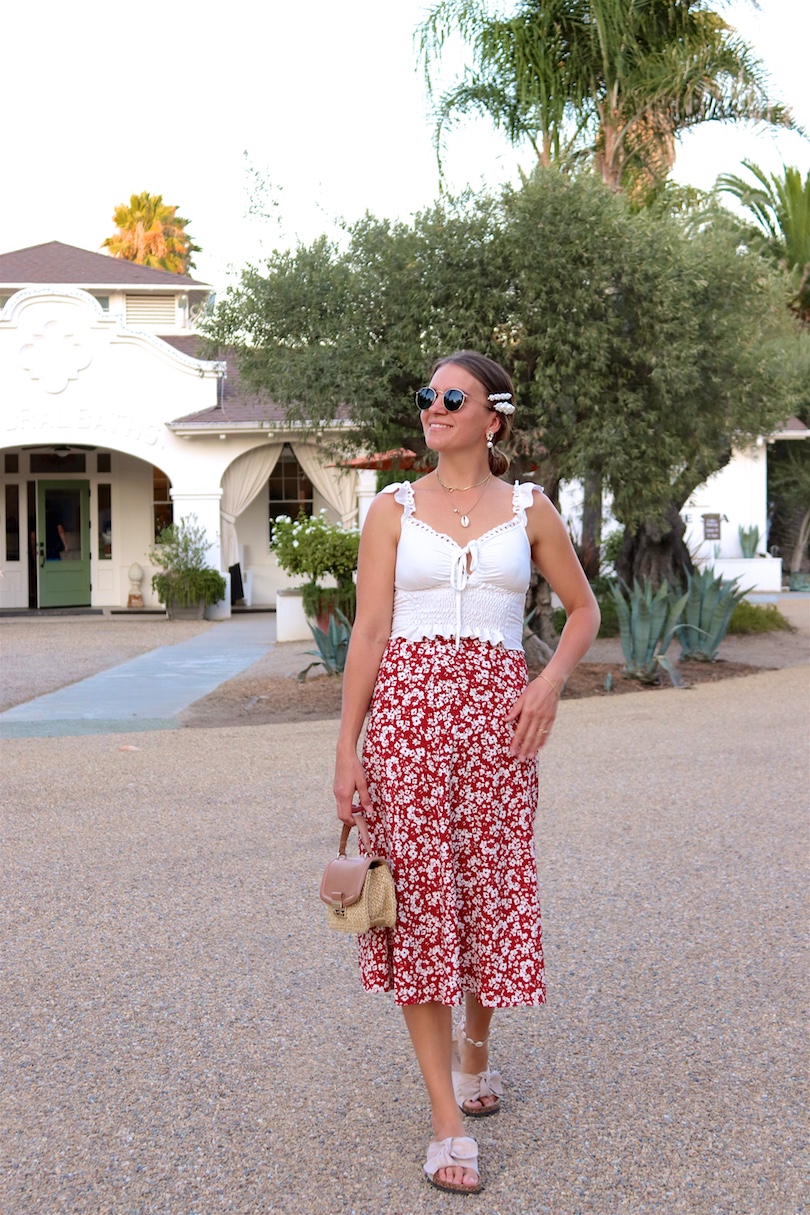 Indian Springs. Fashion and Style Blog Girl from Heartfelt Hunt. Girl with blonde hair and pearl hair clip wearing a pearl bag, polka dot top, mom jeans, pearl earrings, Ray-Ban sunglasses and chunky sneakers.