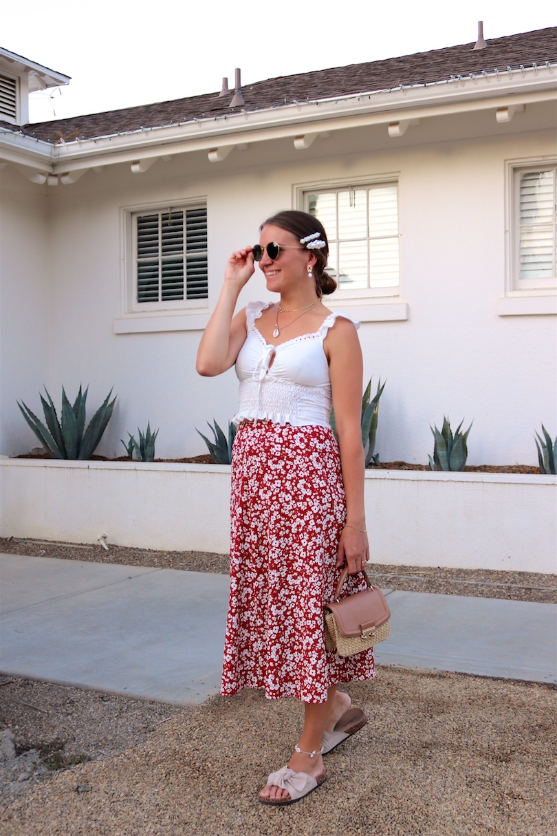 Indian Springs. Fashion and Style Blog Girl from Heartfelt Hunt. Girl with blonde hair and pearl hair clip wearing a pearl bag, polka dot top, mom jeans, pearl earrings, Ray-Ban sunglasses and chunky sneakers.