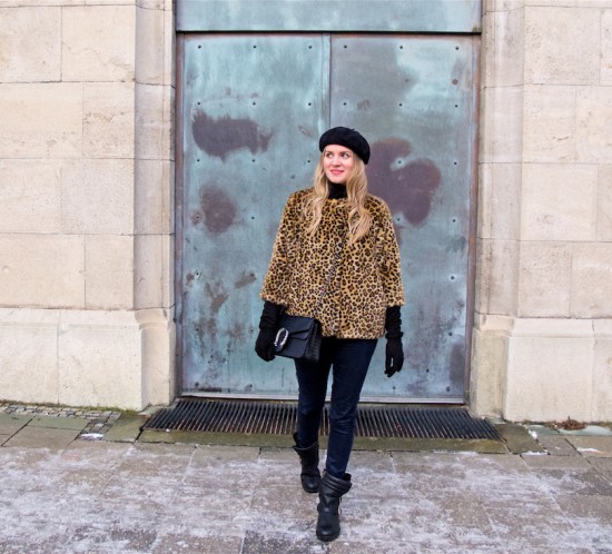 Leopard Jacket. Fashion Blogger Girl by Style Blog Heartfelt Hunt. Girl with blond loose curls wearing a faux fur leopard jacket, turtleneck sweater, jeans, beret, bag and boots.