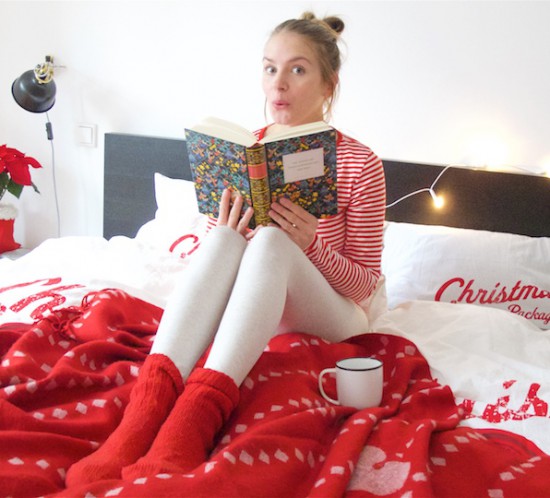 Merry Christmas 2017. Fashion Blogger Girl by Style Blog Heartfelt Hunt. Girl with blond, high, messy bun wearing a striped top, leggings and red socks.