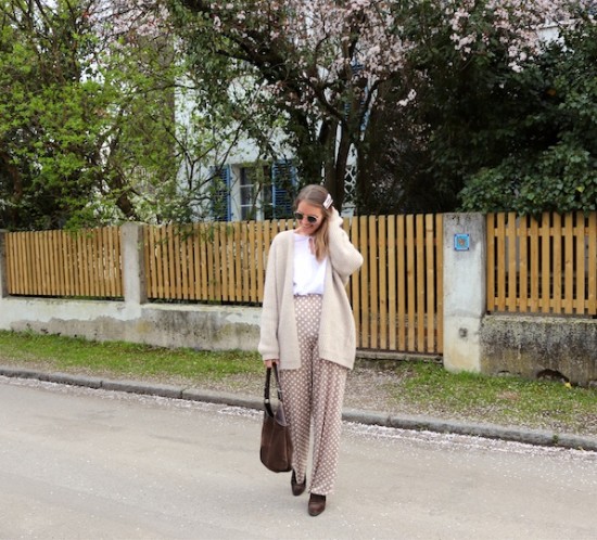 Nude Polka Dots. Fashion Blogger Girl by Style Blog Heartfelt Hunt. Girl with blond hair and pearl hair clips wearing nude pants with polka dots, chunky cardigan, white blouse, pearl hair clips, Ray-Ban sunglasses, brown vintage Prada purse, brown Tod’s boots.