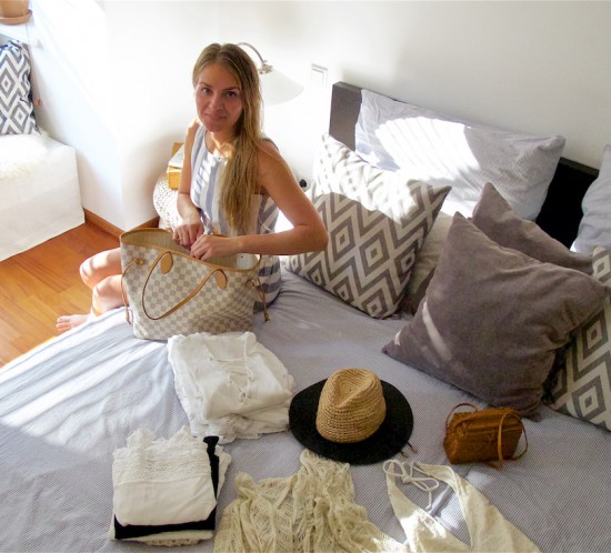 Packing Day. Fashion Blogger Girl by Style Blog Heartfelt Hunt. Girl with blond hair wearing a striped linen dress, showing a white lace-up dress, white swimsuit, crochet cardigan, straw hat, straw bag, marbled sunglasses and Ray-Ban sunglasses.