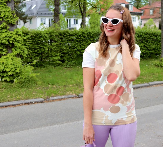 Peach & Lilac. Fashion Blogger Girl by Style Blog Heartfelt Hunt. Girl with blond, loose curls and lilac hair clips wearing a peach top, lilac jazzpants, white sunglasses, lilac mini bag and wedges.