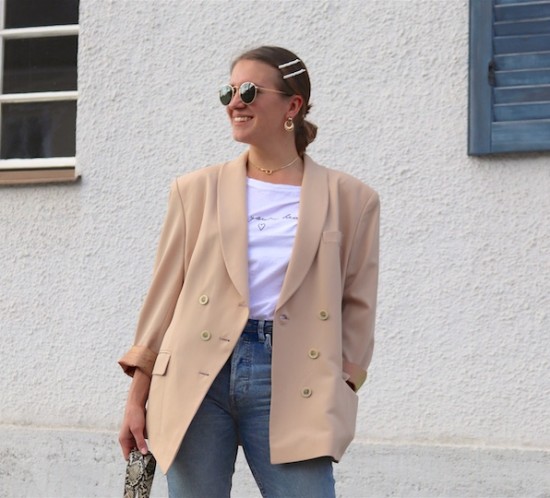 Pearl Hair Clips. Fashion Blogger Girl by Style Blog Heartfelt Hunt. Girl with blond, low bun and pearl hair clips wearing a blazer, T-shirt, mom jeans, earrings, Ray-Ban sunglasses, snake print bag and pointed-toe shoes.