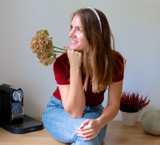 Pearl Headband. Fashion Blogger Girl by Style Blog Heartfelt Hunt. Girl with blond loose curls and a pearl headband wearing a burgundy T-shirt and mom jeans.