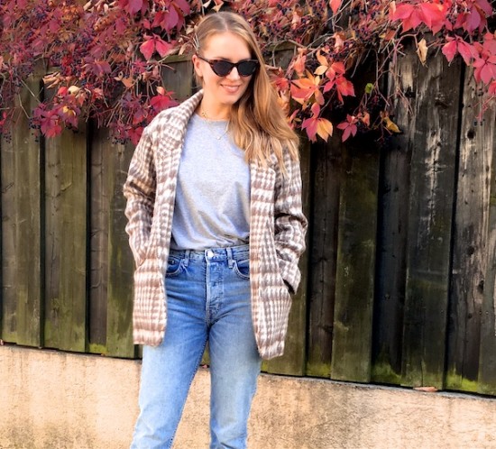 Plaid Jacket. Fashion Blogger Girl by Style Blog Heartfelt Hunt. Girl with blond, long hair wearing a plaid jacket, gray t-shirt, mom jeans, sunglasses and cowboy boots.