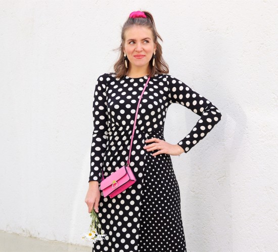 Polka Dots Marguerites. Fashion Blogger Girl by Style Blog Heartfelt Hunt. Girl with blond half-up half-down hairstyle and pink scrunchie wearing a polka dot dress, gold earrings, pink mini bag and pointed flats.