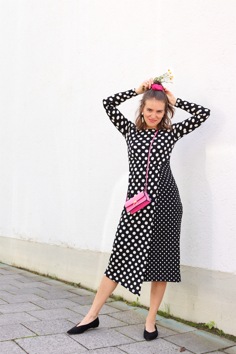 Polka Dots Marguerites. Fashion Blogger Girl by Style Blog Heartfelt Hunt. Girl with blond half-up half-down hairstyle and pink scrunchie wearing a polka dot dress, gold earrings, pink mini bag and pointed flats.