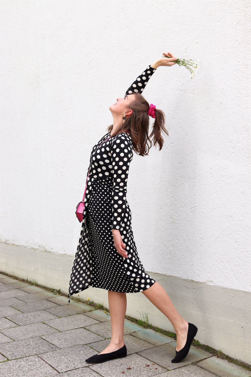 Polka Dots Marguerites. Fashion Blogger Girl by Style Blog Heartfelt Hunt. Girl with blond half-up half-down hairstyle and pink scrunchie wearing a polka dot dress, gold earrings, pink mini bag and pointed flats.