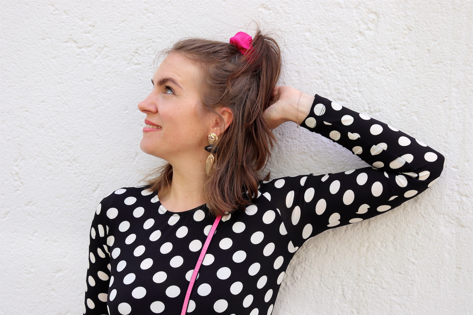 Polka Dots Marguerites. Fashion Blogger Girl by Style Blog Heartfelt Hunt. Girl with blond half-up half-down hairstyle and pink scrunchie wearing a polka dot dress, gold earrings, pink mini bag and pointed flats.