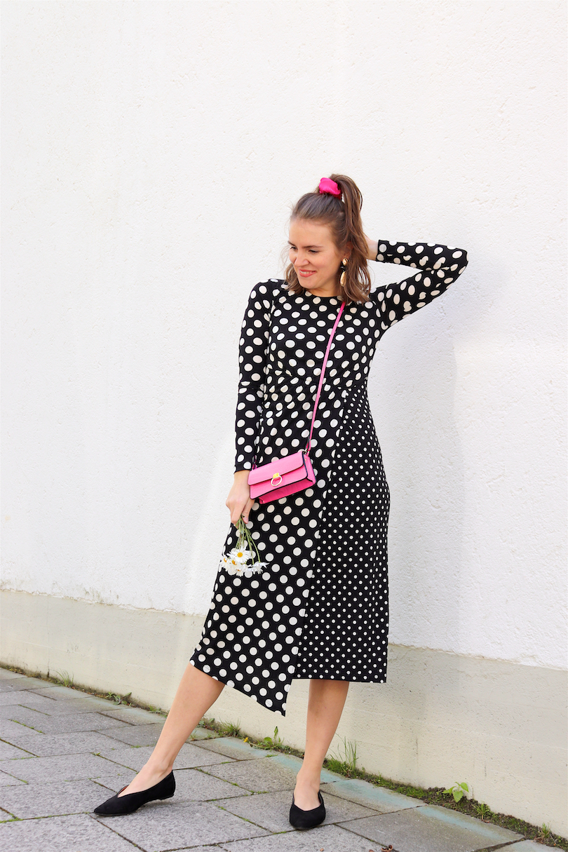 Polka Dots Marguerites. Fashion Blogger Girl by Style Blog Heartfelt Hunt. Girl with blond half-up half-down hairstyle and pink scrunchie wearing a polka dot dress, gold earrings, pink mini bag and pointed flats.