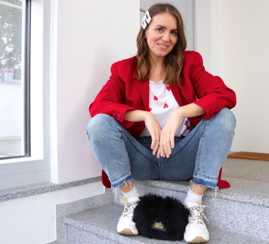 Red Blazer Hearts. Fashion Blogger Girl by Style Blog Heartfelt Hunt. Girl with blond, loose curls and pearl hair clips wearing a red blazer, hearts tee, mom jeans, faux fur bag, belt and faux fur chunky sneakers.
