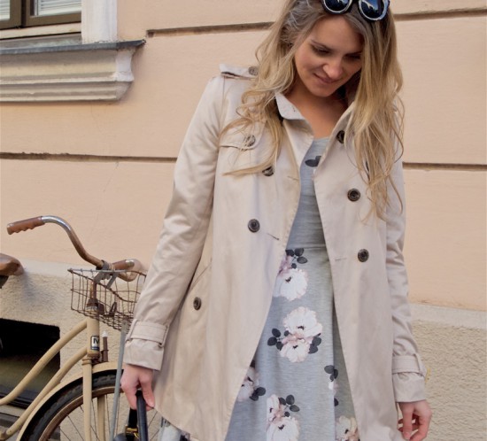 Spring Trench. Fashion Blogger Girl by Style Blog Heartfelt Hunt. Girl with blond, loose curls wearing a spring trench, floral dress, sunglasses, MCM vintage bag and ballet flats.