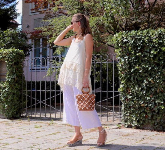 Summer Beiges. Fashion Blogger Girl by Style Blog Heartfelt Hunt. Girl with blond half-up half-down loose waves wearing a beige top, white summer pants, tortoiseshell sunglasses, bucket bag and heels with snake print.