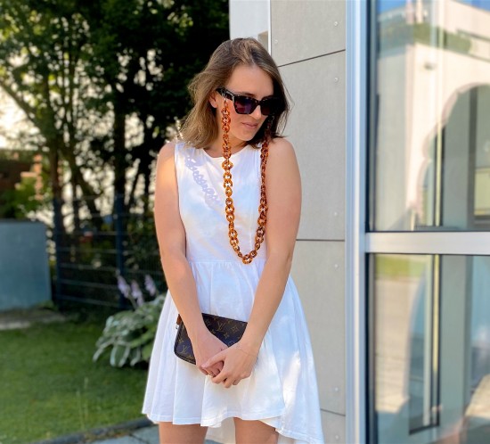 Sunglasses Chain. Fashion Blogger Girl by Style Blog Heartfelt Hunt. Girl with blond long bob wearing a sunglasses chain, sunglasses, asymmetric dress, Louis Vuitton pochette and sandals.