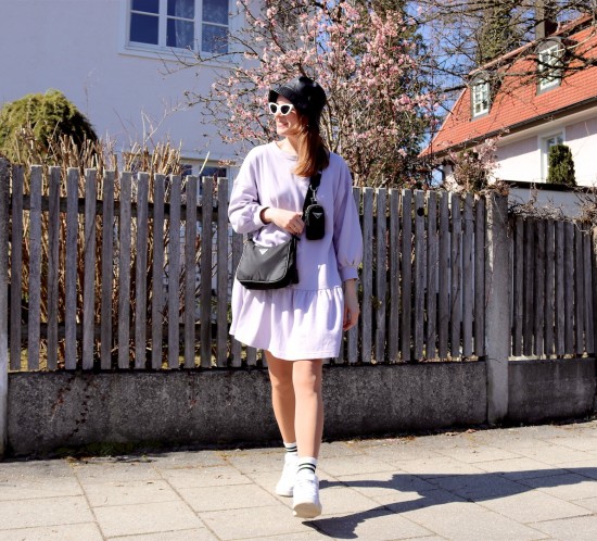 Sweatshirt Dress. Fashion Blogger Girl by Style Blog Heartfelt Hunt. Girl with blond hair wearing a sweatshirt dress, bucket hat, 90s bag, white socks and white sneakers.