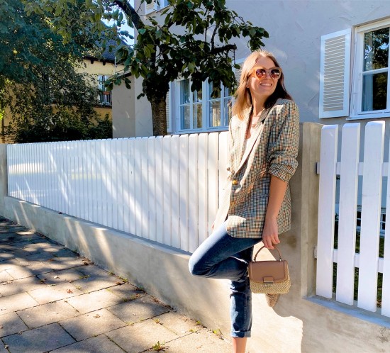 Vintage Blazer. Fashion Blogger Girl by Style Blog Heartfelt Hunt. Girl with blond hair wearing a checked vintage blazer, oversized sunglasses, mom jeans, straw bag and snake print mules.