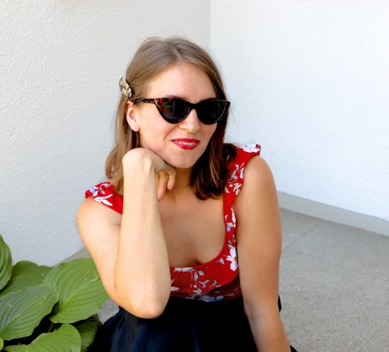 Volant Skirt. Fashion Blogger Girl by Style Blog Heartfelt Hunt. Girl with blond beach waves and hair clip wearing a volant skirt, red floral bodysuit, sunglasses, 90s bag and strappy sandals.