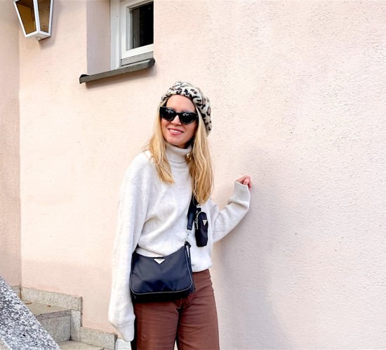 Wide Leg Jeans. Fashion Blogger Girl by Style Blog Heartfelt Hunt. Girl with blond hair wearing a wide leg jeans, turtleneck sweater, leopard beret, 90s bag and chunky loafers.