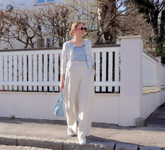 Wide Leg Pants. Fashion Blogger Girl by Style Blog Heartfelt Hunt. Girl with blond low bun and light blue hair clips wearing wide leg pants, blue cardigan, clue knitted top, slim sunglasses, light blue bag and white Converse chucks.