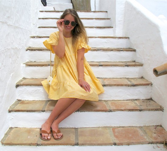 Yellow Gingham. Fashion Blogger Girl by Style Blog Heartfelt Hunt. Girl with blond, long hair wearing a yellow gingham dress, vintage Chanel bag, Ray-Ban sunglasses and sandals.